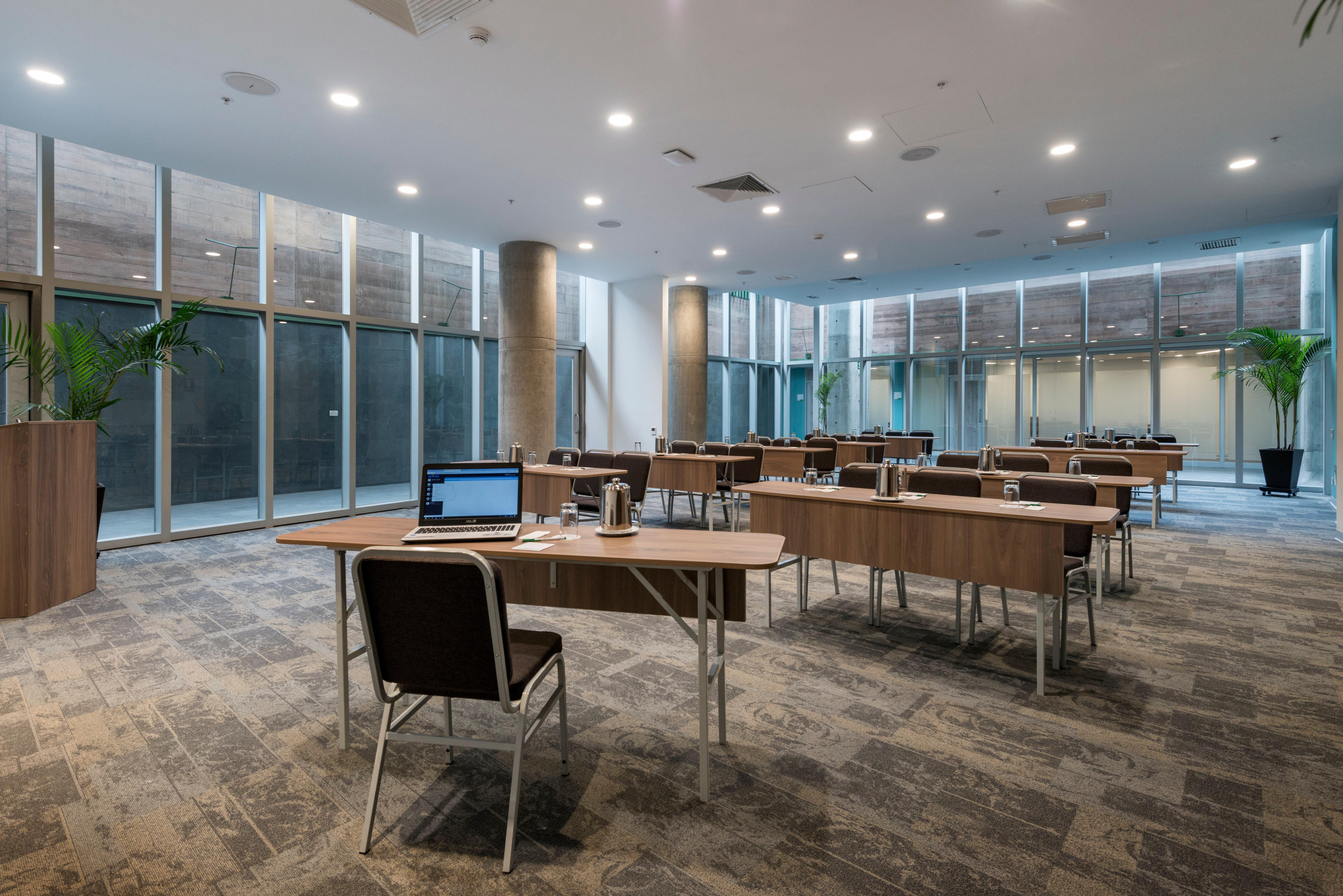 Hotel - Airport By Ihg 4*
